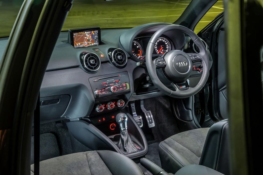 Торпедо Audi A1 Sportback TFSI S-Line 2015 года  (AU) (фото 24 из 26)